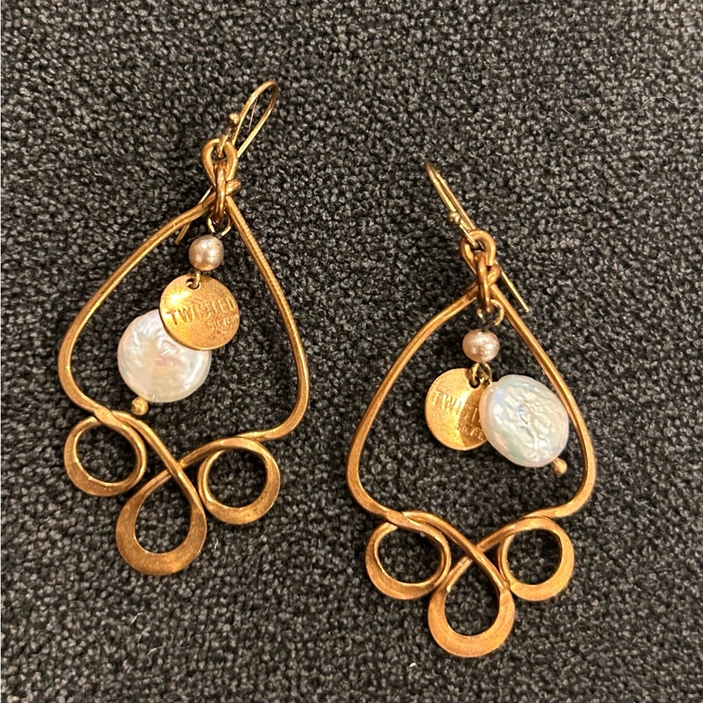 🌶️ Twisted Silver Elegant Gold and Pearl Earrings.